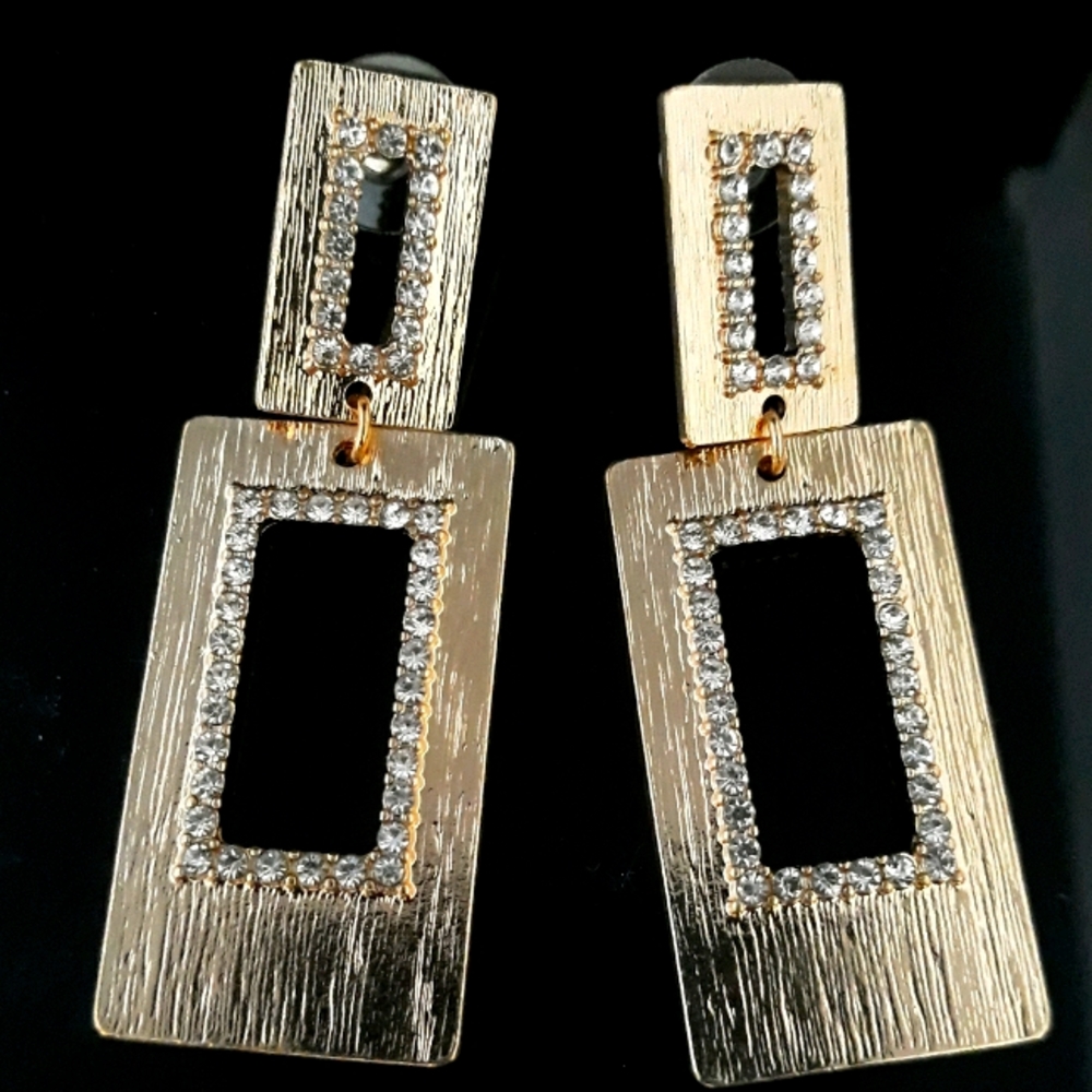 NWT! Fashion Statement Golden Earrings